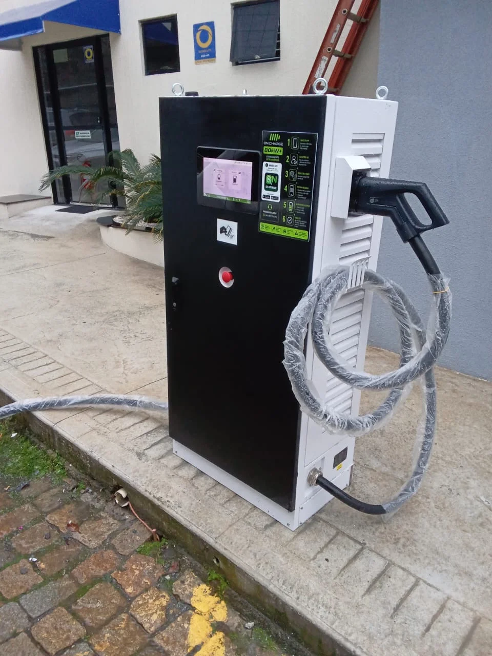 Carregador instalado na Farmais