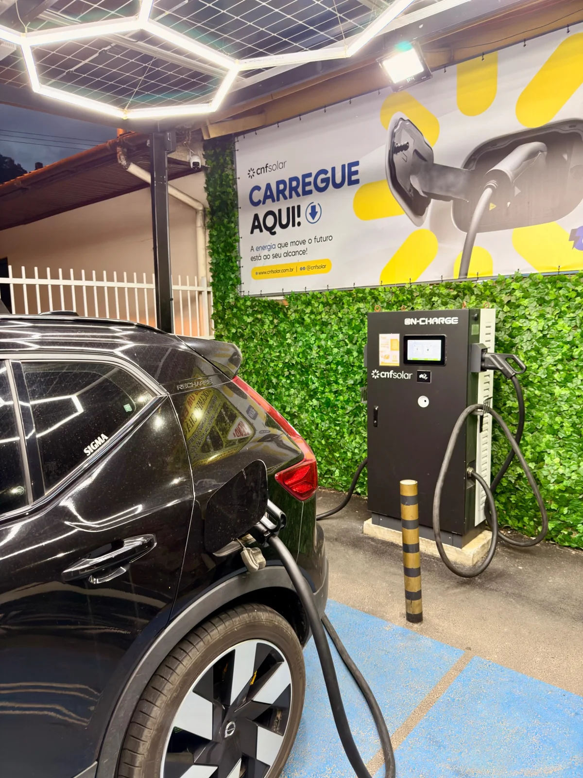 Veículo elétrico carregando na Nogueira